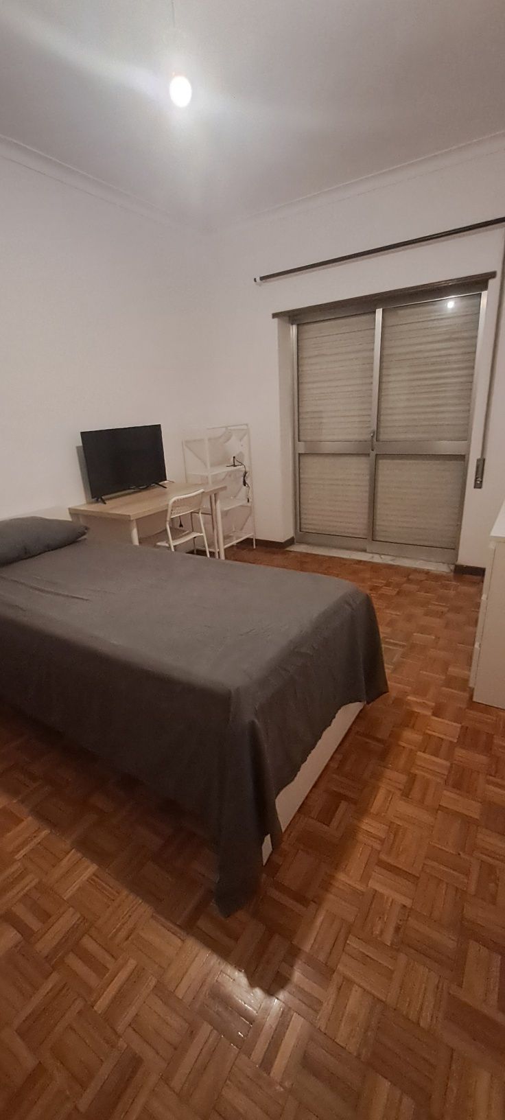 Arrendo quarto individual com varanda