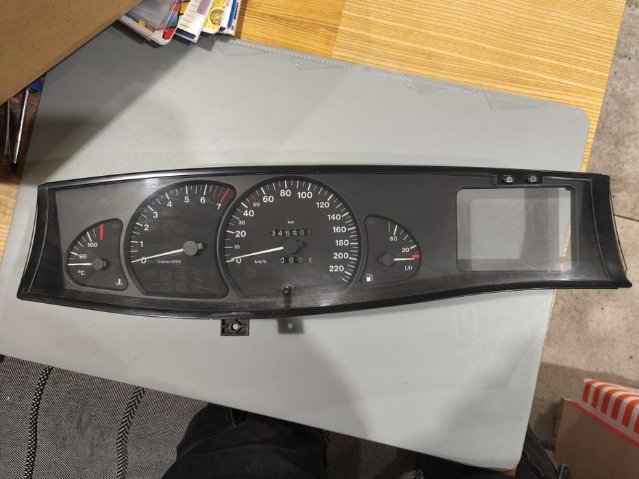 приладова панель, панель приладів Opel Omega B.