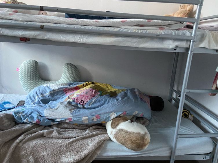 Łóżko dwu-piętrowe metalowe z 2 materacami