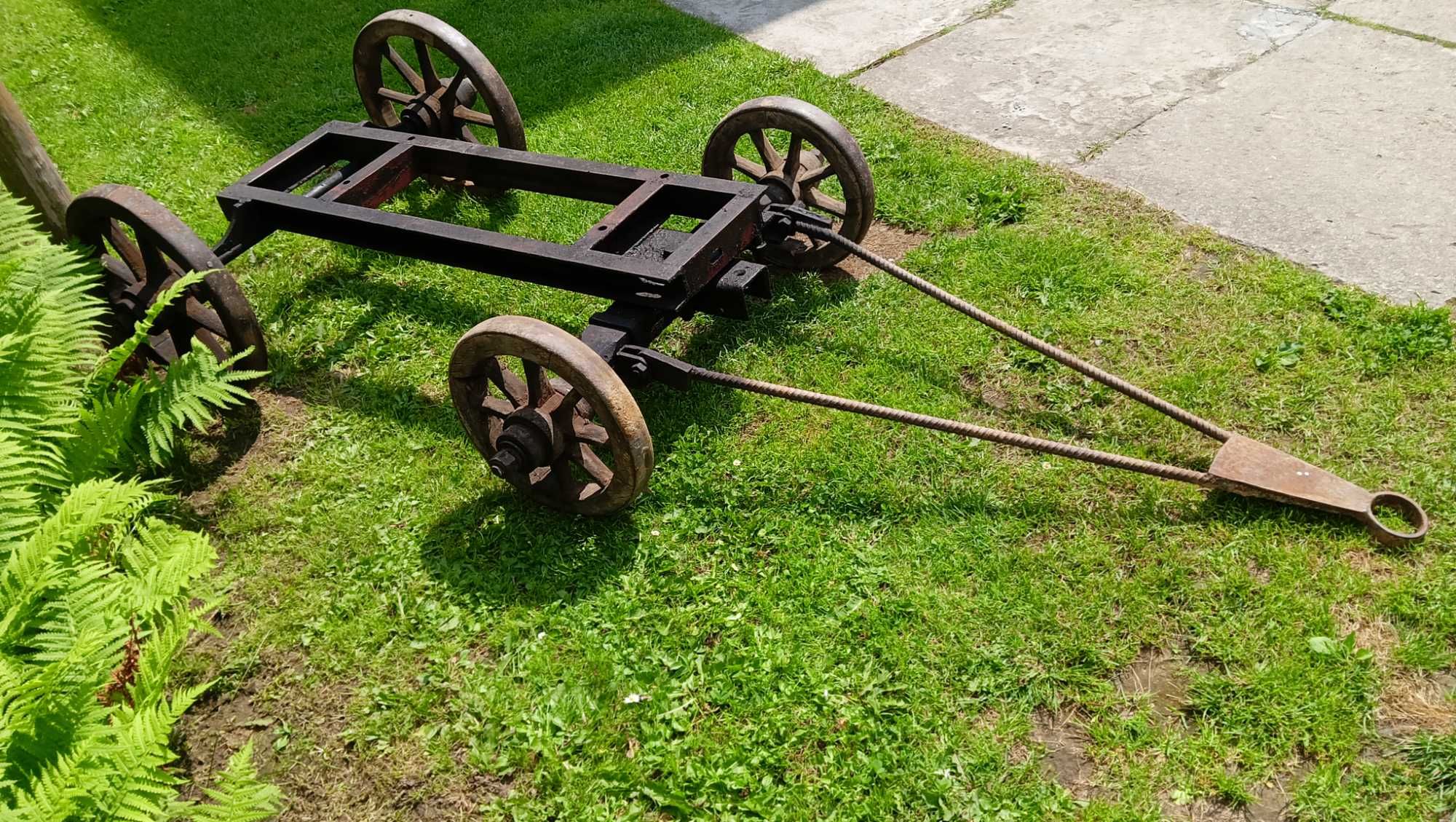 Wózek kołach drewnianych silnika  motoru zabytkowy stacjonarnego