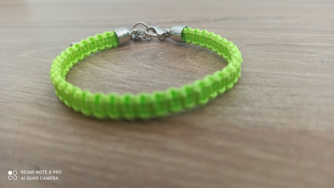 Bransoletki plecione ze sznurka biżuteryjnego z zawieszką. Handmade.