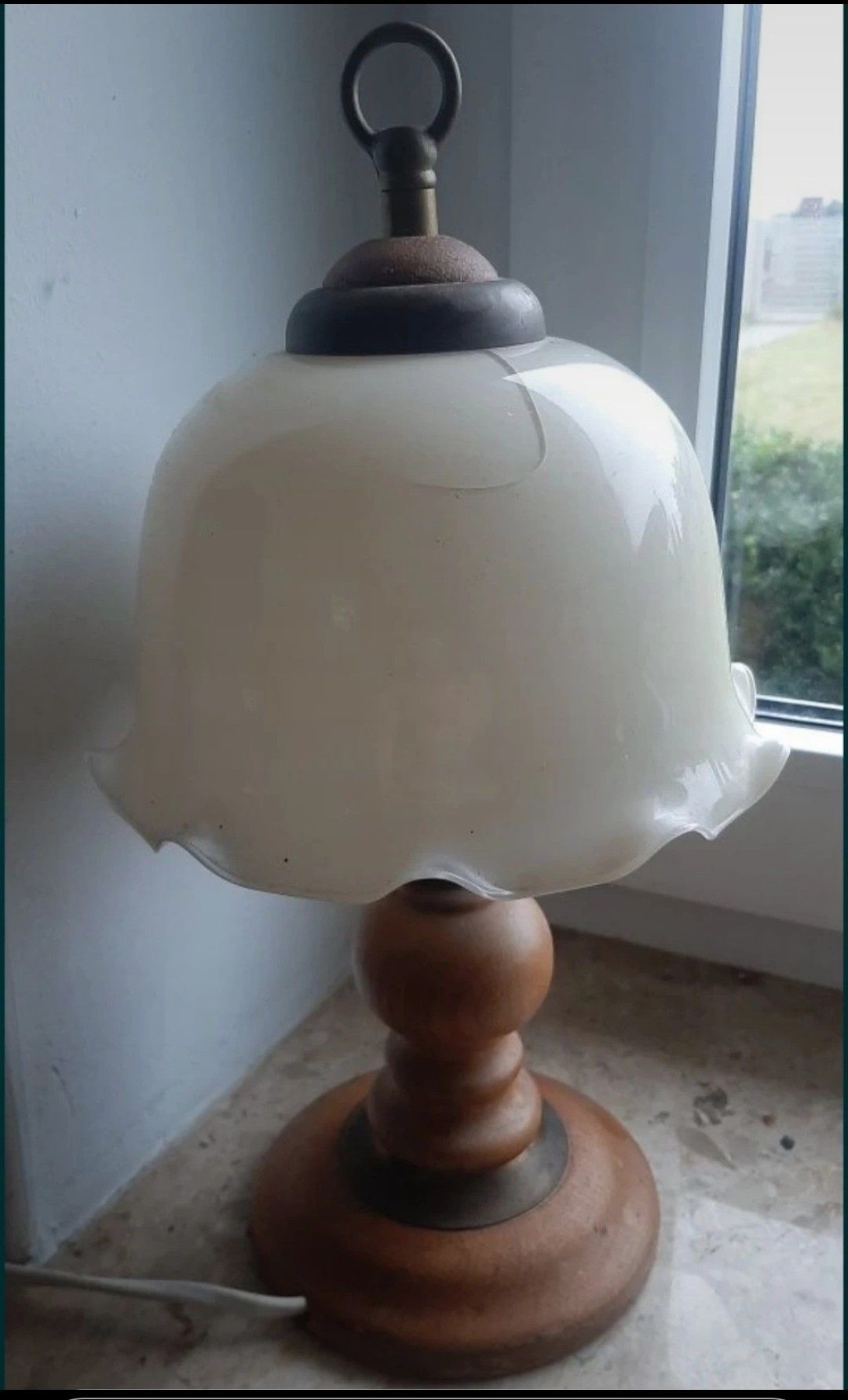 Lampka stojąca, szklany klosz.