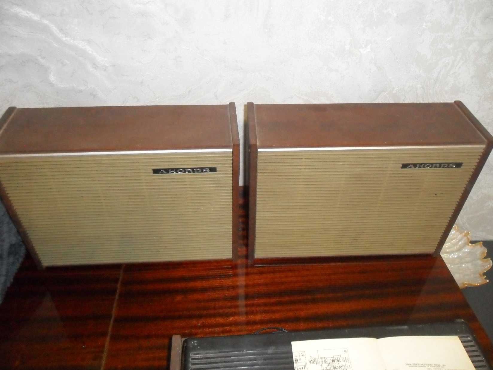 Проигрыватель с колонками AKORDS STEREO производства Рижского завода.