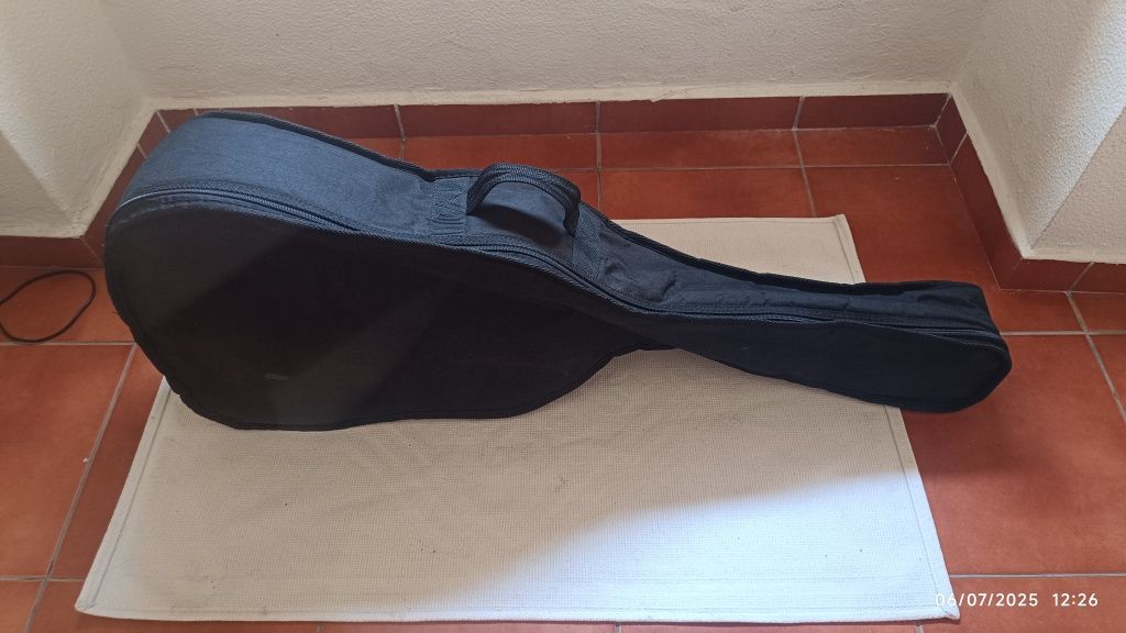 Violão elétrico.