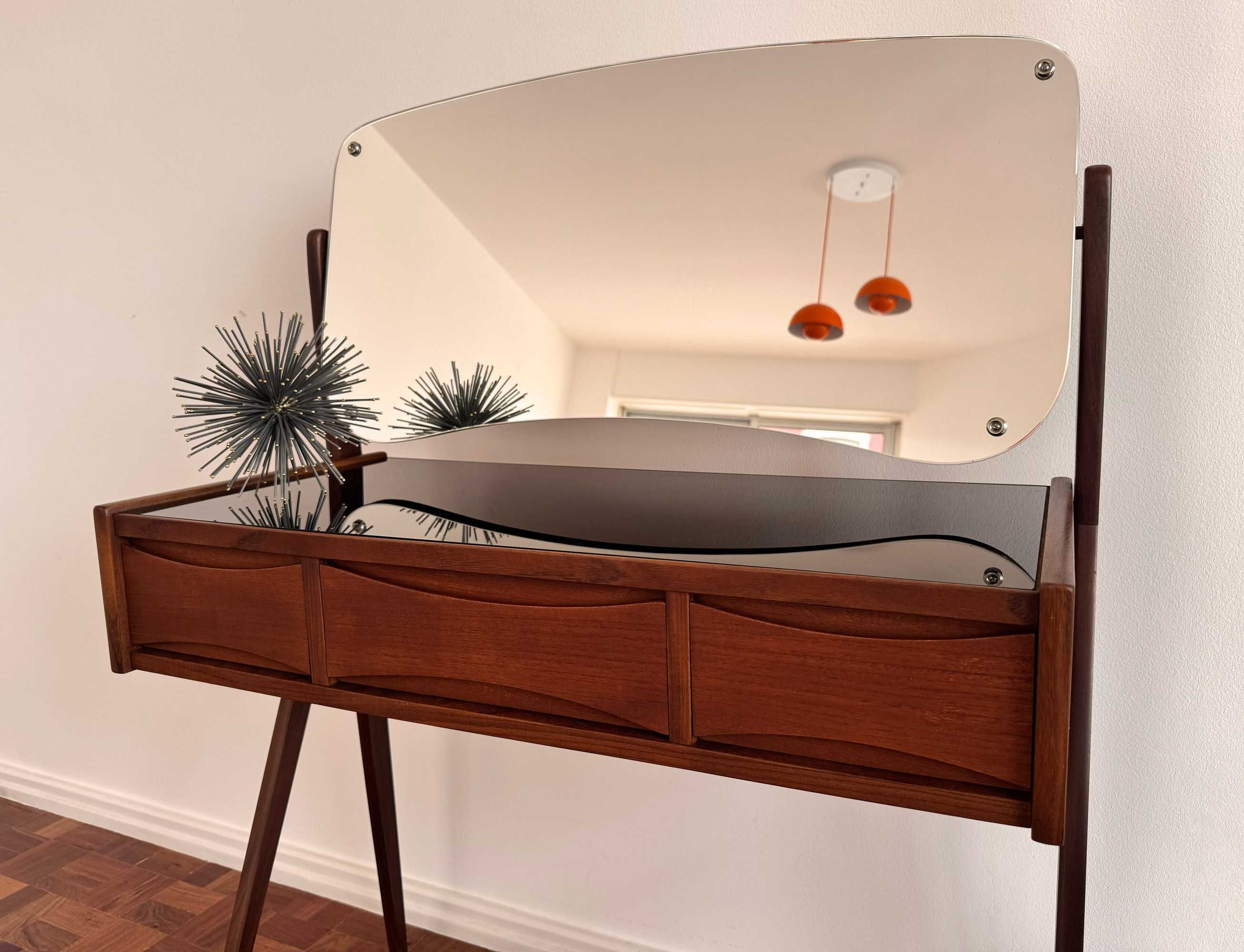 Toucador Vintage dos Anos 60 em Teca, Design de Arne Vodder