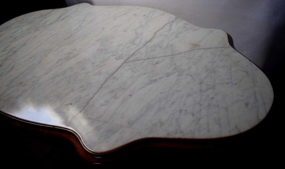 Stolik z białym marmurem antyczny po renowacji