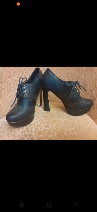 Buty na obcasie r. 39