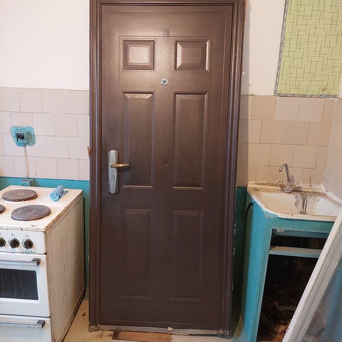 Двері вхідні металеві.