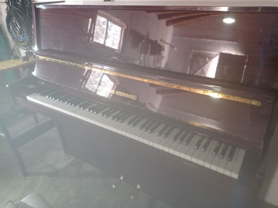 Piano vertical Grotian steinweg