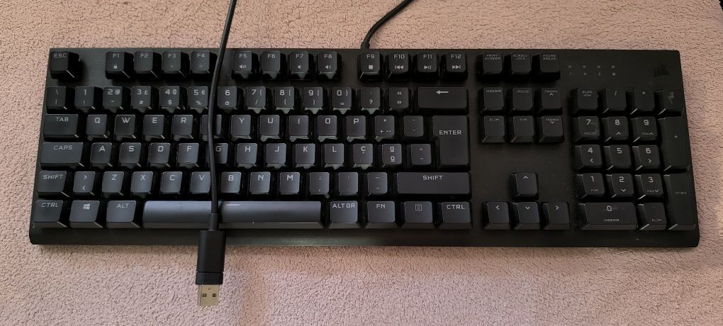 Teclado gamer mecânico Corsair K60 RGB PRO Low Profile