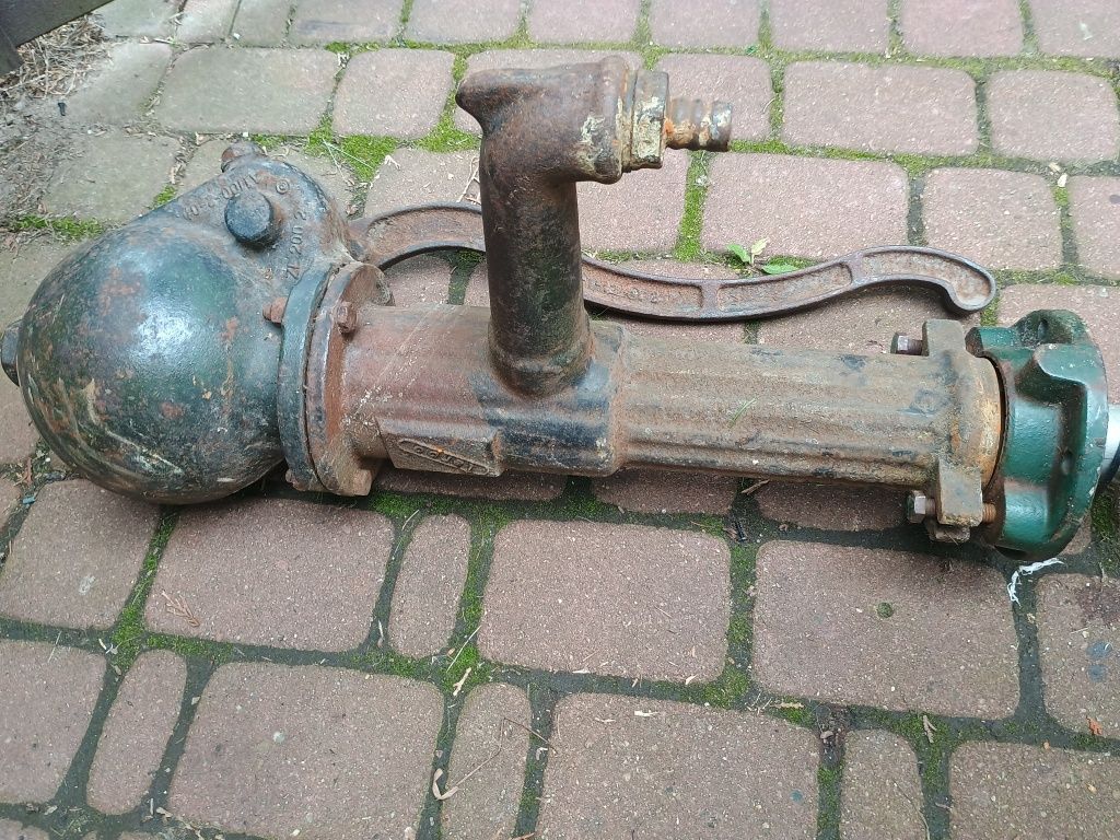 Starą pompa abisynka ogrodowa z kólą