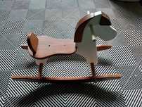 Konik bujany drewniany