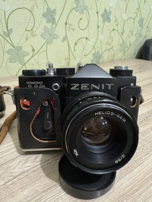 Фотоаппрат ZENIT TTL с объективом helios-44M 2/58