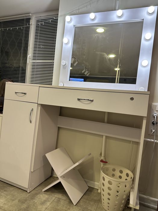 Стіл візажний бровіста