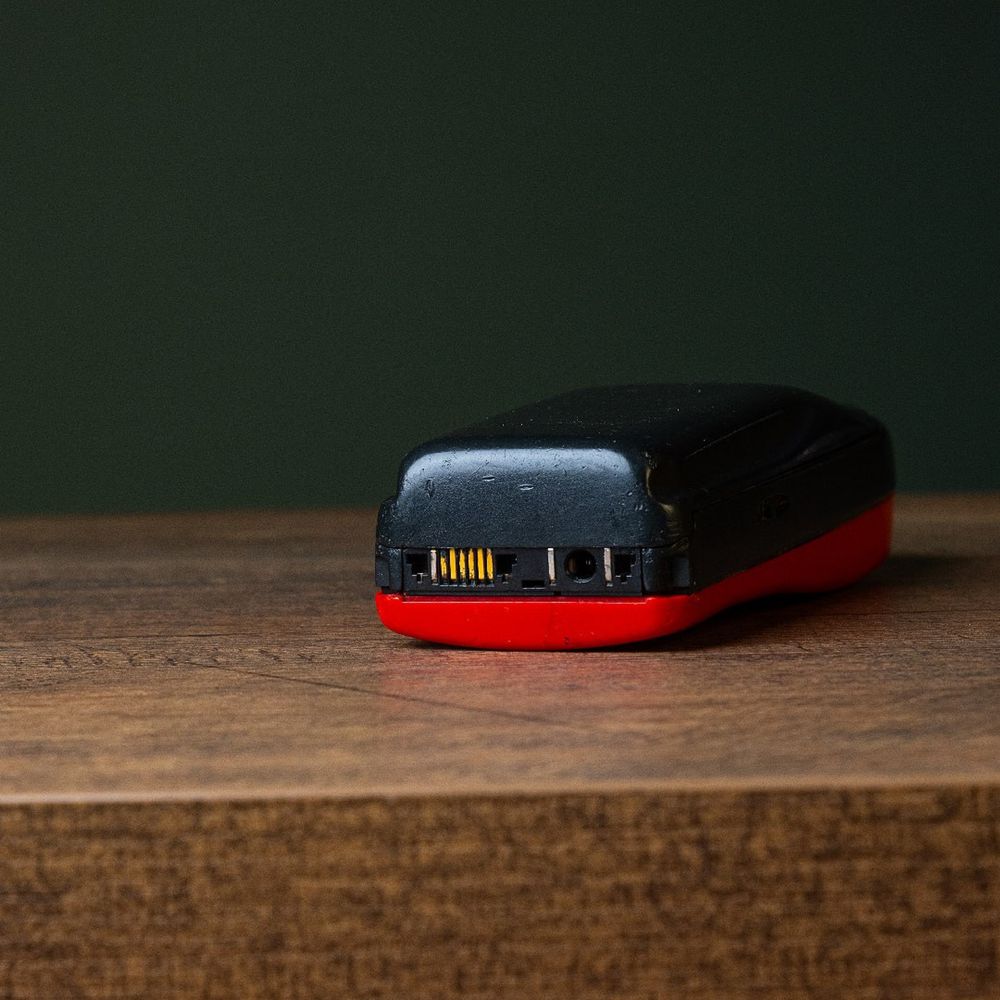 Nokia 5110 w czerwonej obudowie – retro telefon GSM