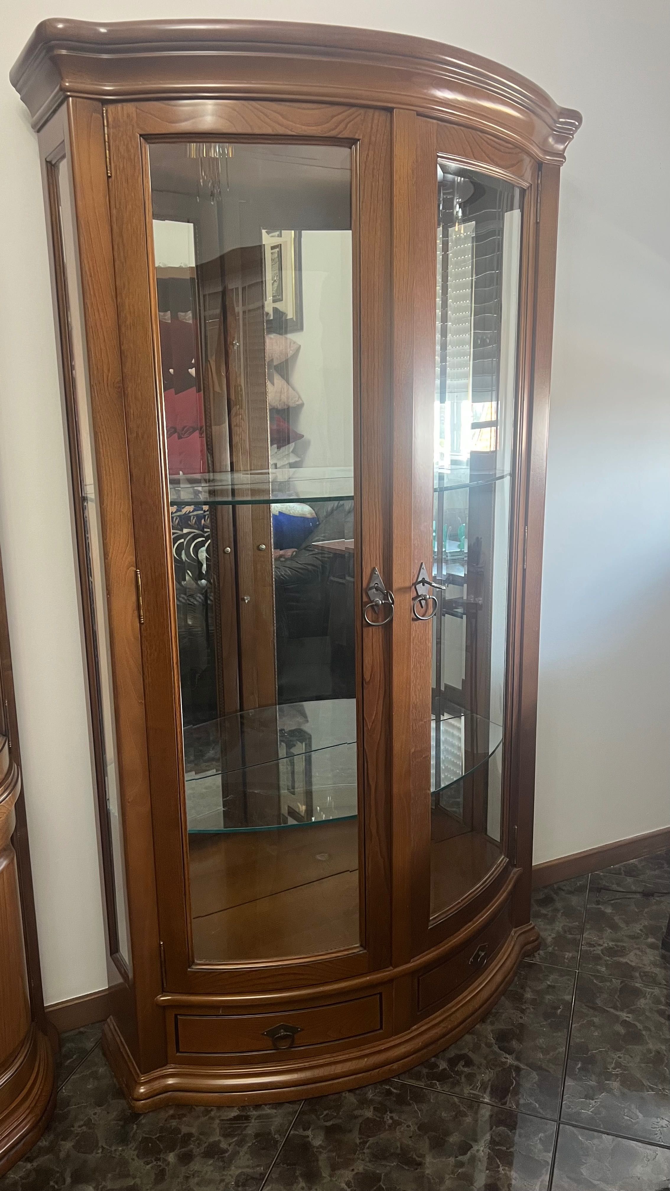 Vitrine com 2 gavetas na parte inferior