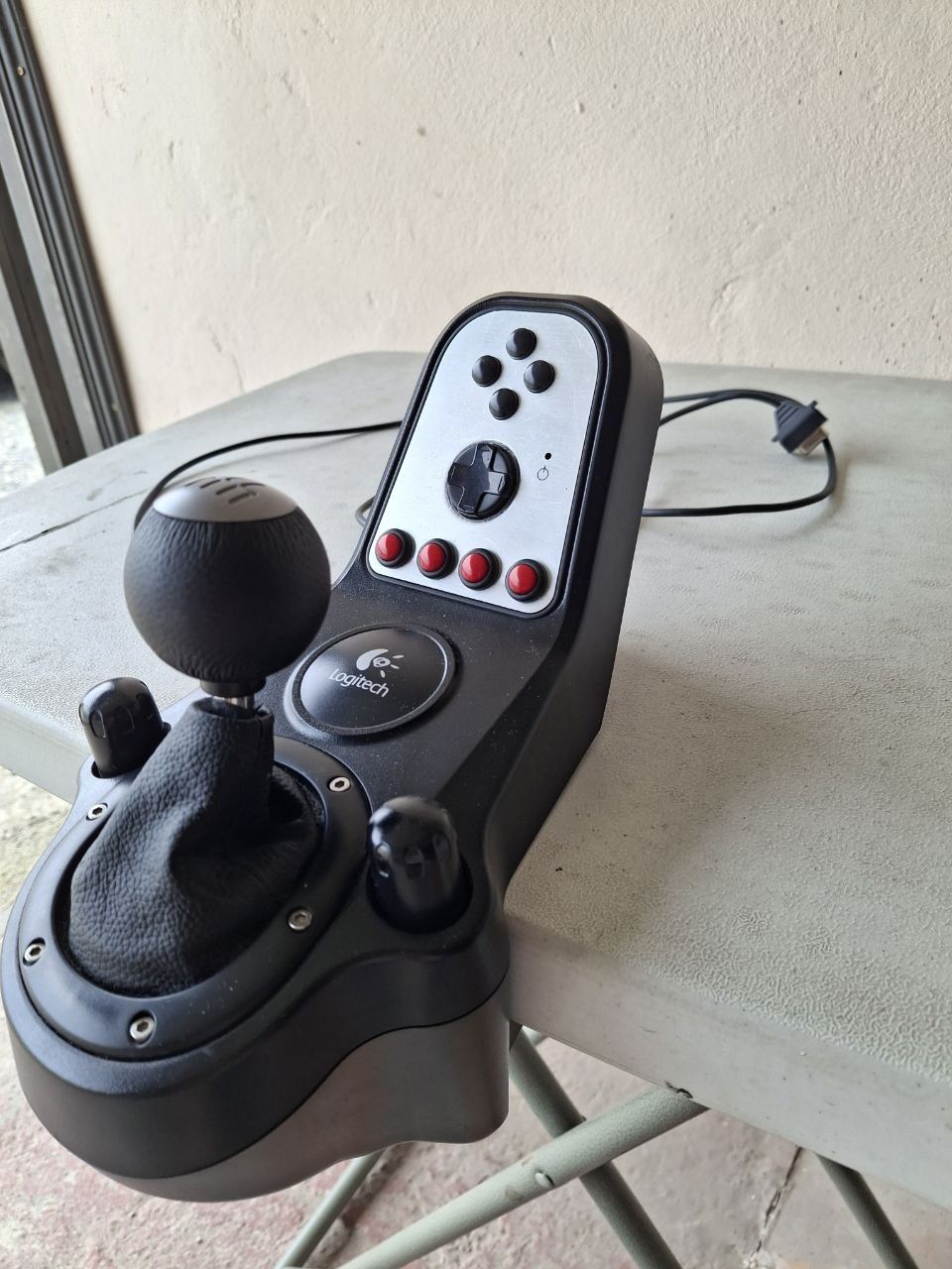 Кермо з педалями та коробкою передач, Logitech G27