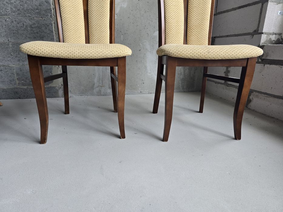 Дерев'яні кухонні стільці, з м'якою обшивкою.