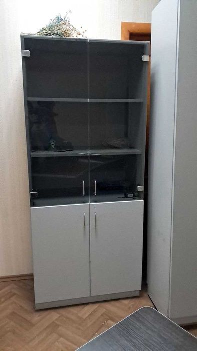 Стеклянный шкаф с нижним отделением, цвет серый, для офиса