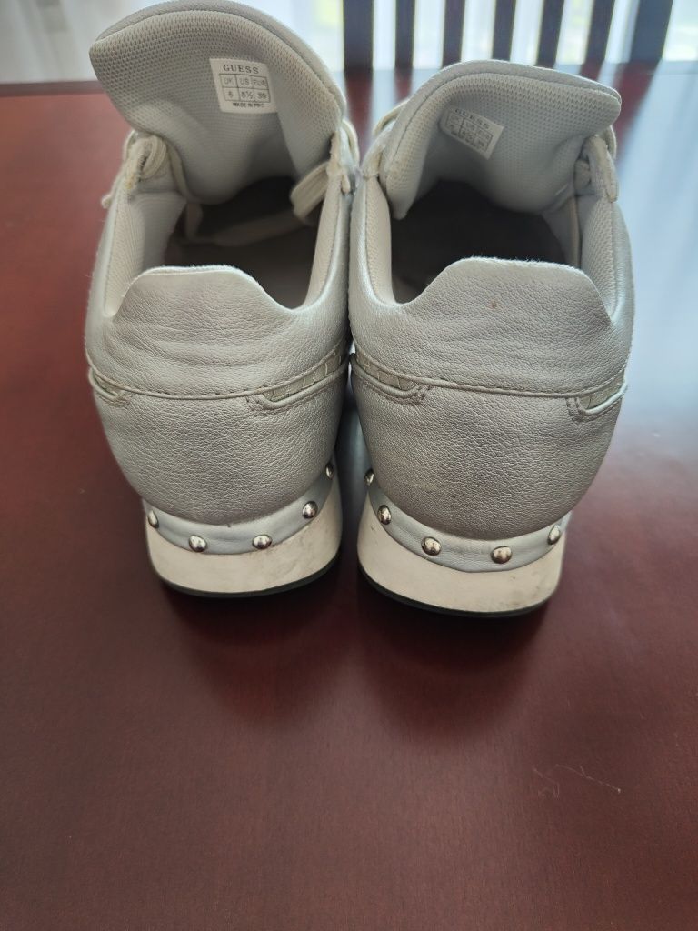 Śliczne sneakersy Guess