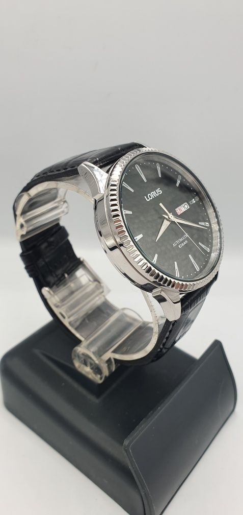 Lorus Classic Automatic - karbowany bezel