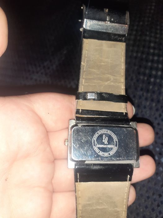 Наручные часы с прямоугольным циферблатом белые