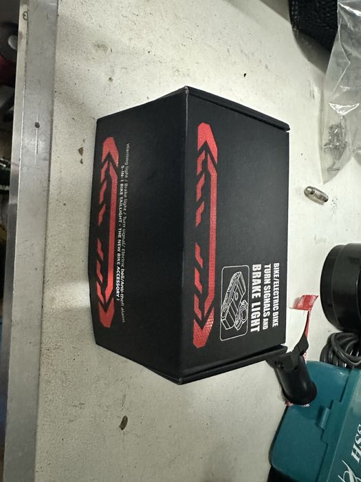 Luz Traseira de Bicicleta com Alarme, Setas e Impermeavel - Nova na Ca