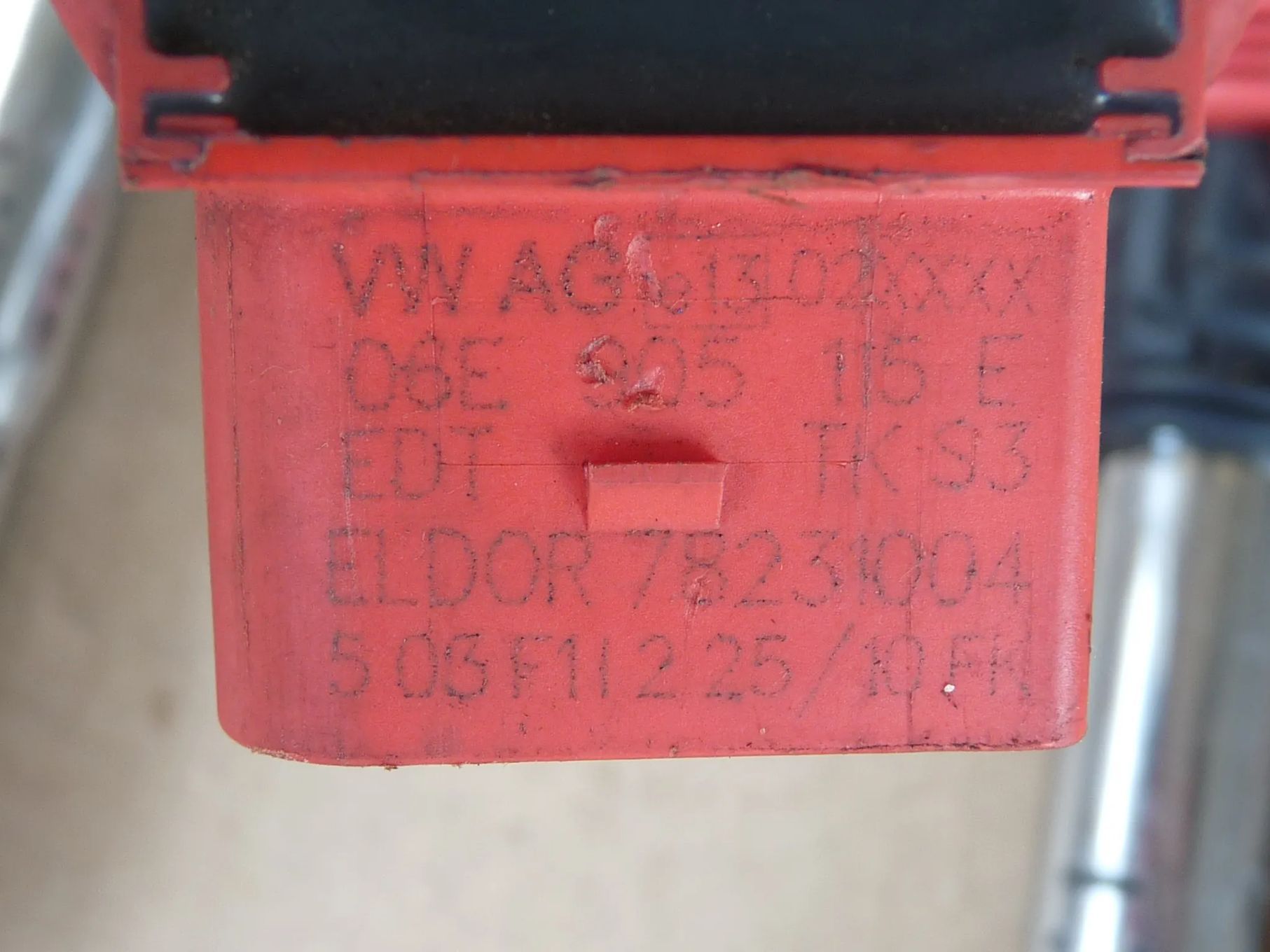 AUDI A8 D3 Q7 4L  A3 CEWKA ZAPŁONOWA 077905115E