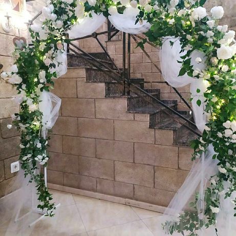 Свадебная арка из белых роз