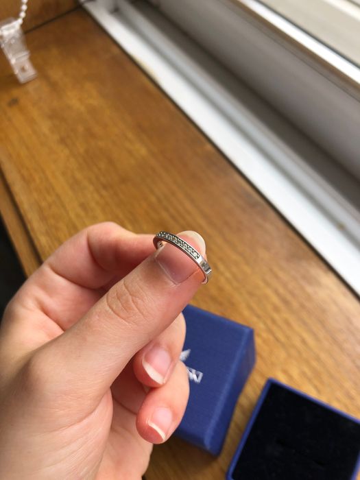 Vendo anel swarovski com pouco uso