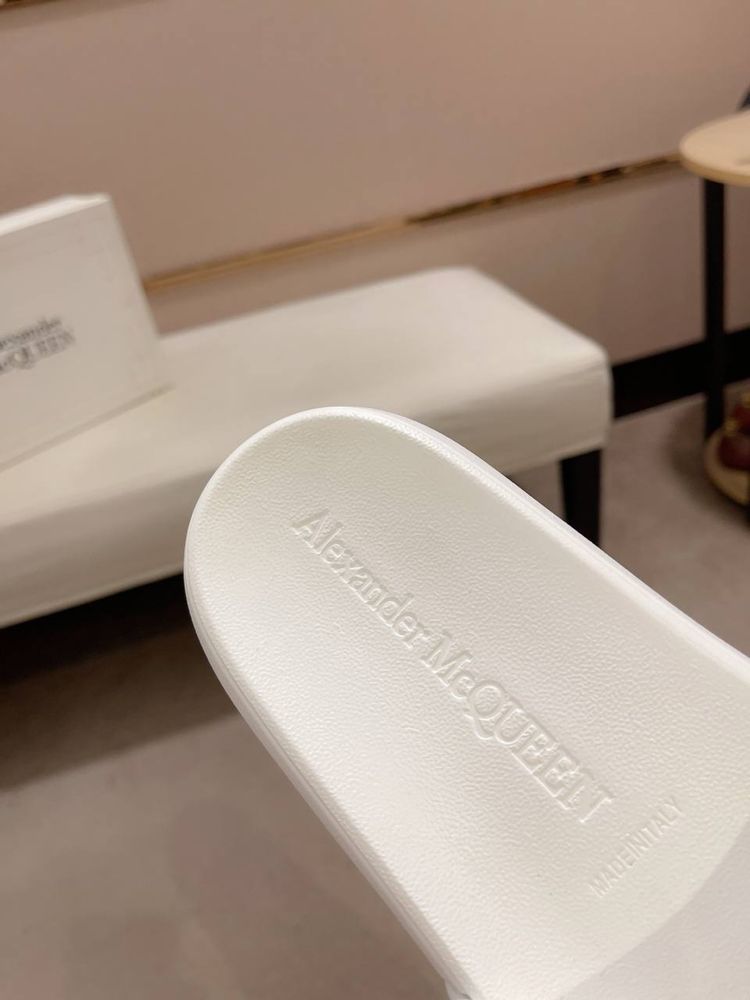 Оригиральные тапки от Alexander McQueen шлепки белые с надписью