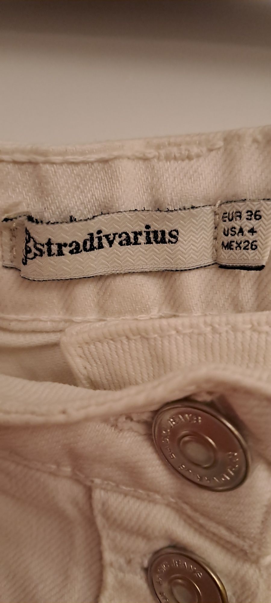 Biała spódniczka jeansowa marki Stradivarius rozmiar 36.