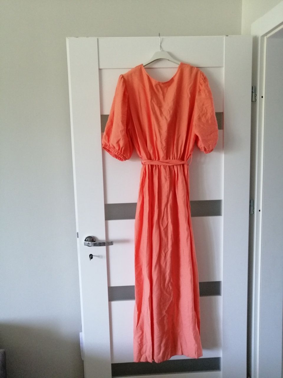 Długa maxi elegancka sukienka z kwiatem róża morelowa z paskiem L xl