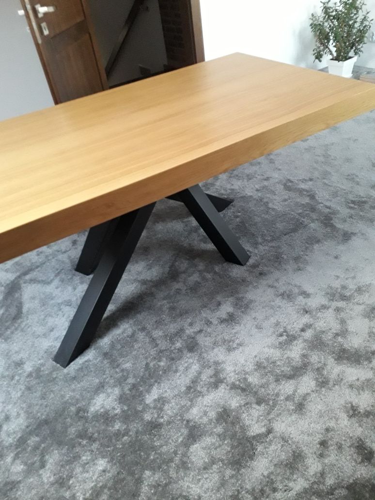 Nowy stół, nowoczesny design, styl loft, piękny, nowy, masywny stół