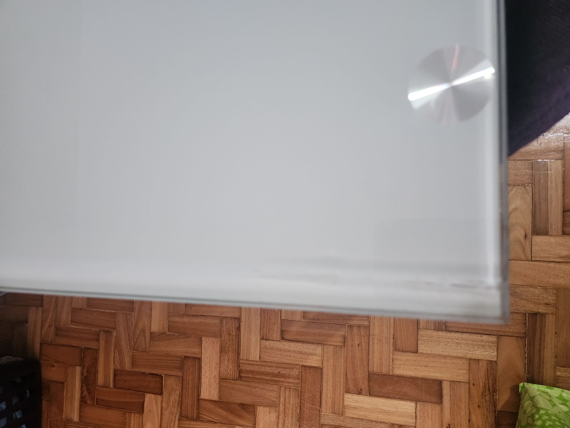 Mesa e cadeiras .
