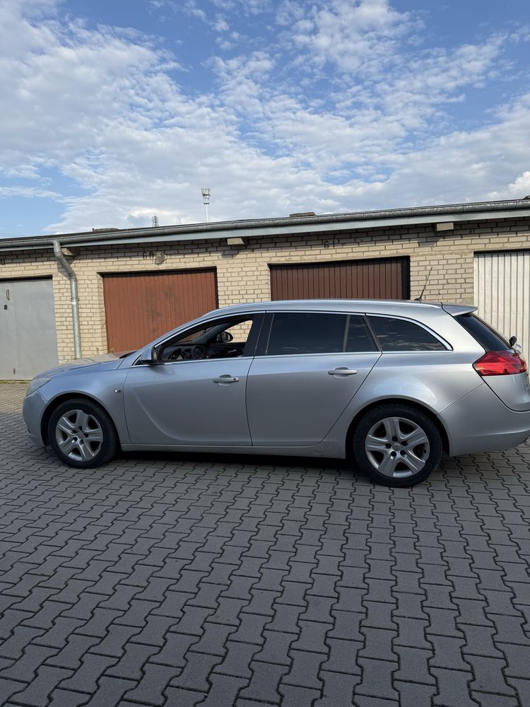 Opel Insignia 2.0 CDTI 2011 — uszkodzony silnik, do naprawy