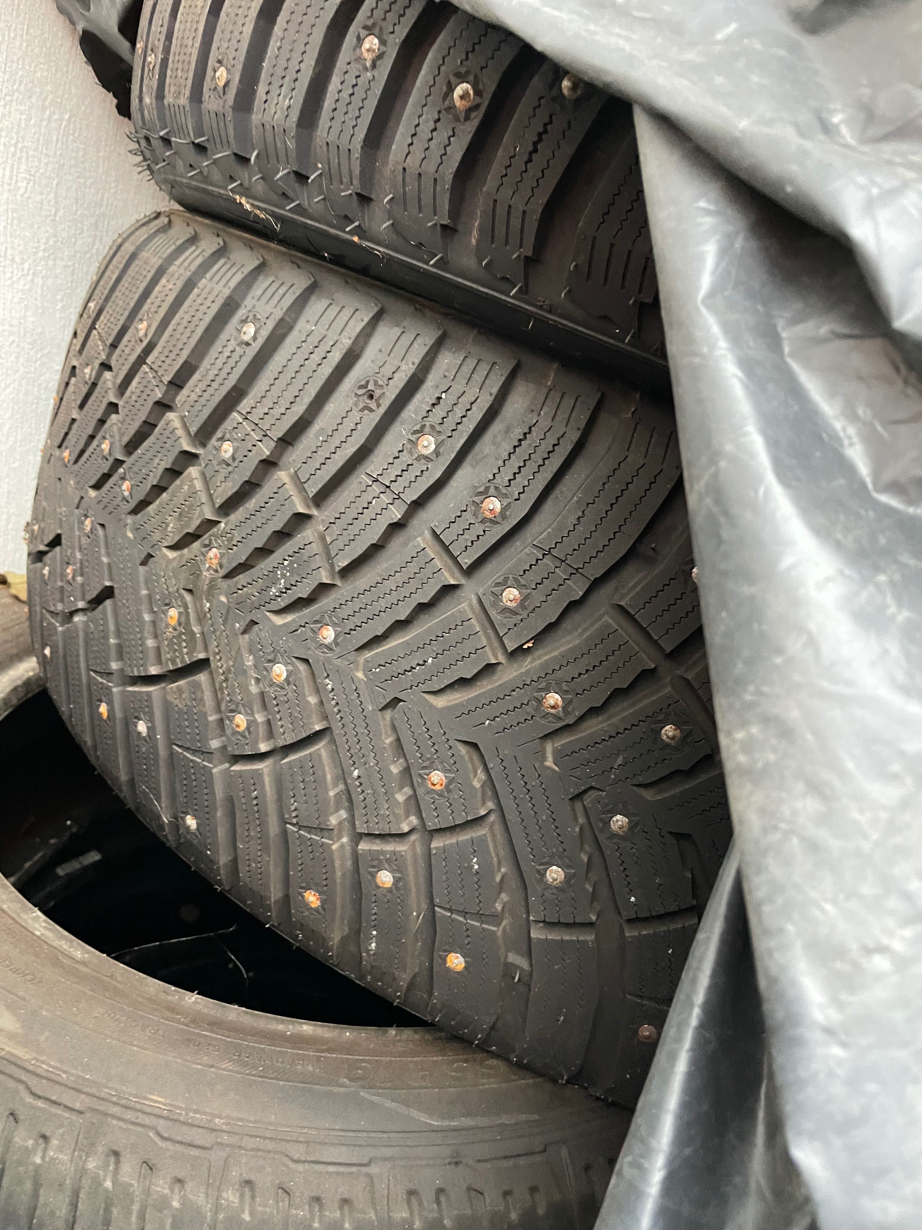 Резина зимова шини шиповані 285/50/R20