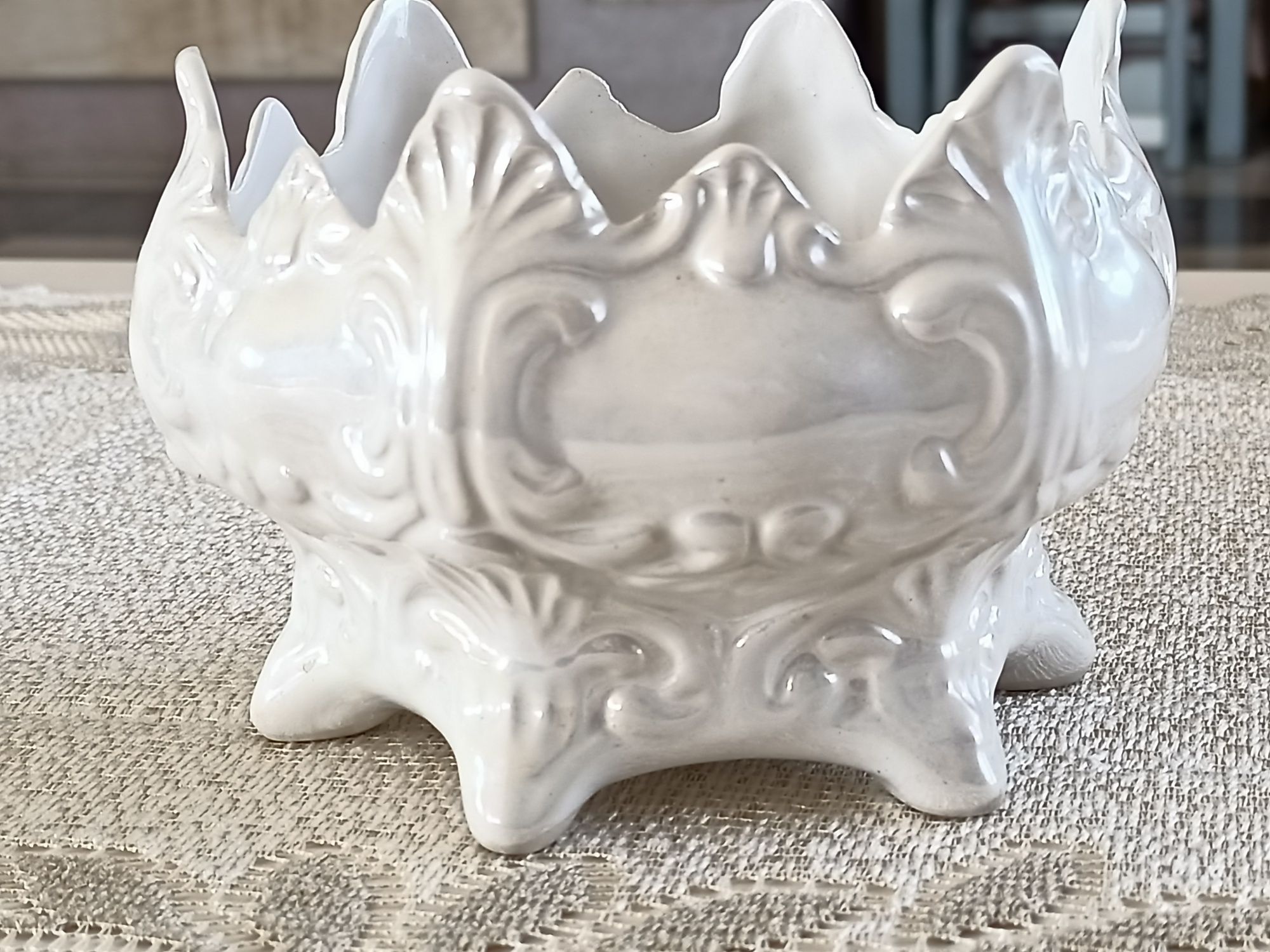 Ceramiczna ozdoba na nóżkach osłonka pojemnik góra w kształcie korony