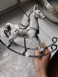 Konik na biegunach dekoracja świąteczna glamour biały koń zabawka