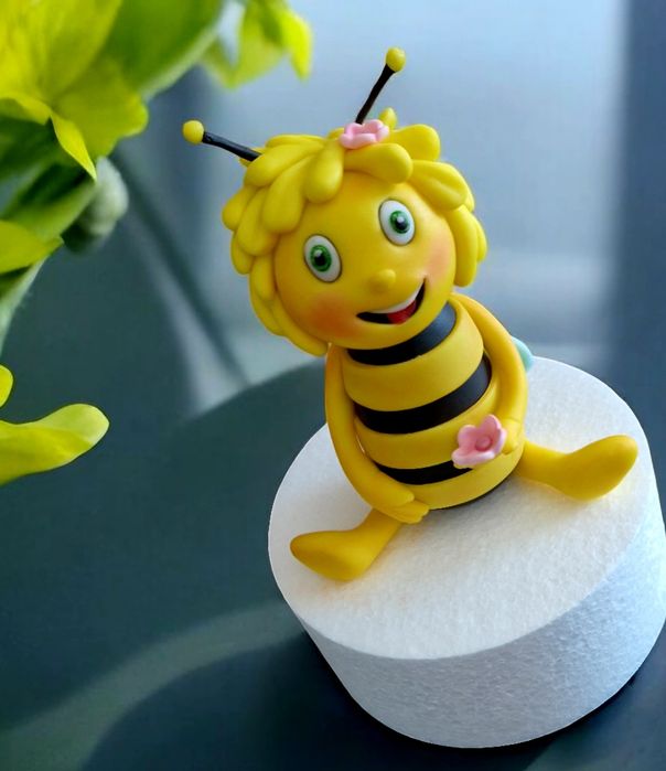 Pszczółka Maja dekoracja na tort wykonana z masy cukrowej Saracino