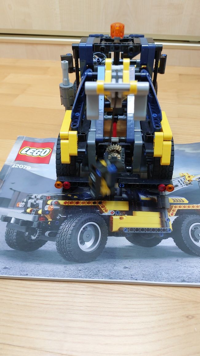 Sprzedam LEGO 42079 technic wózek widłowy i holownik 2w1 w idwalnym st