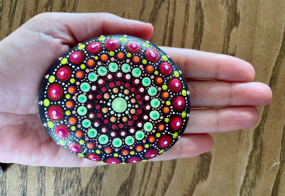 Mandala em pedra pintada à mão - dot mandala stone