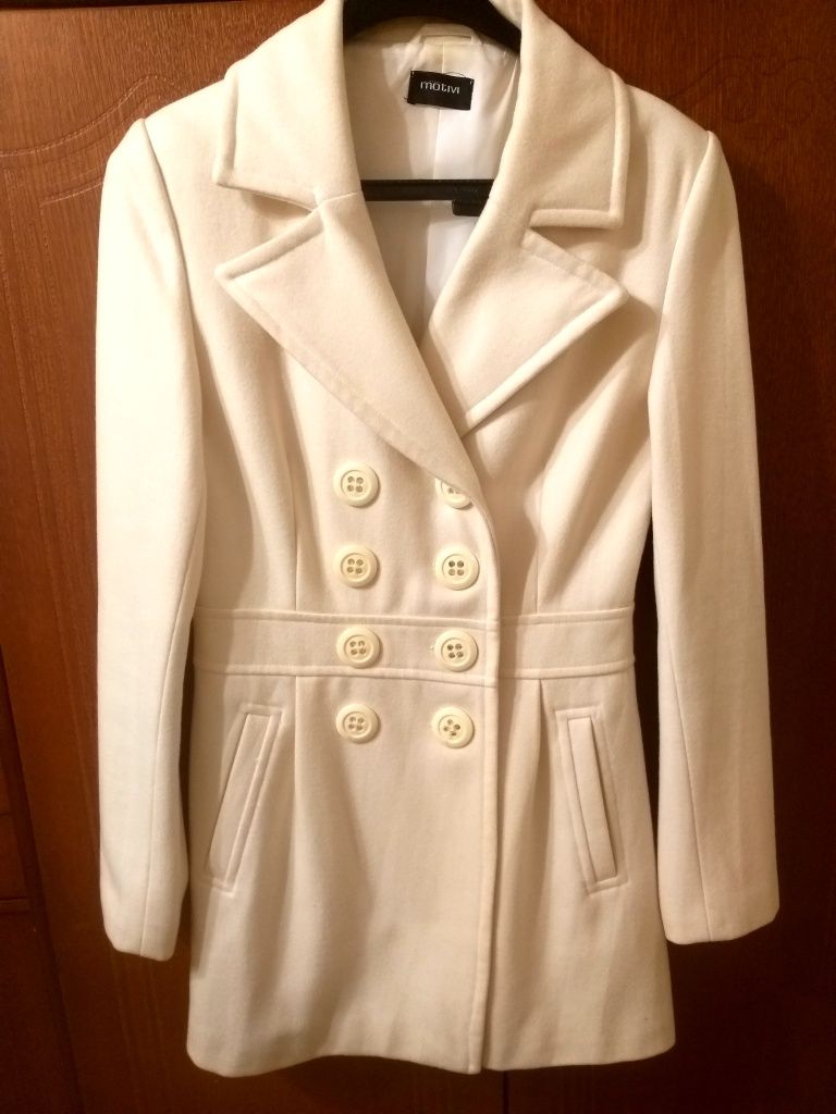 Пальто женское кремового цвета