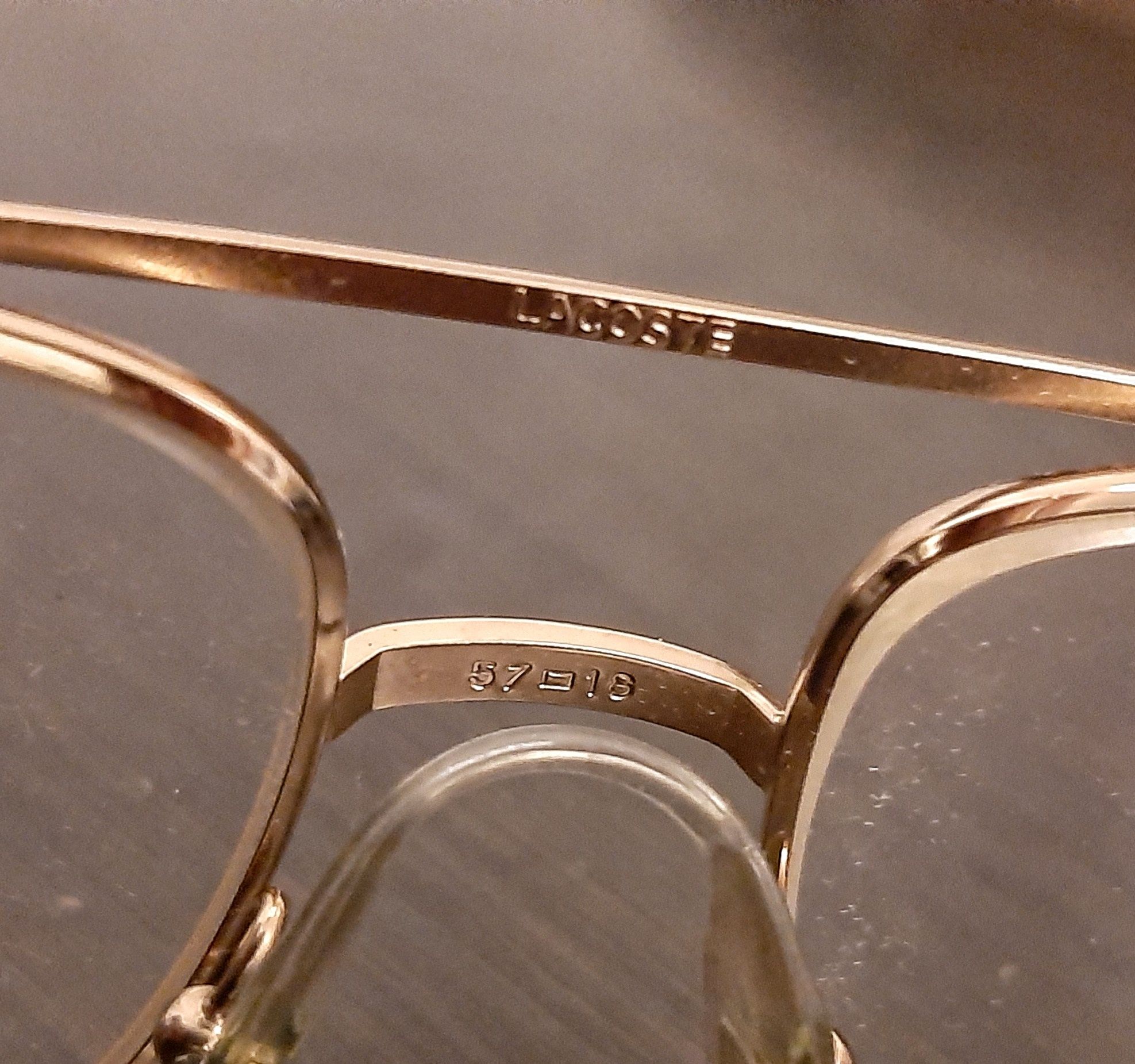 Pozłacane okulary Lacoste