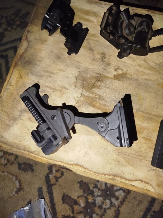 Крепления на шлемы и оружие