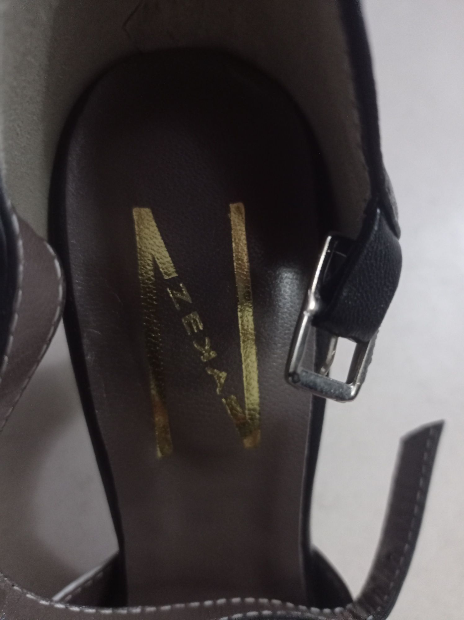 Sapatos Zeka de pele 38 Novos 

Tamanho 37

Envio pelos CTT ou entrega