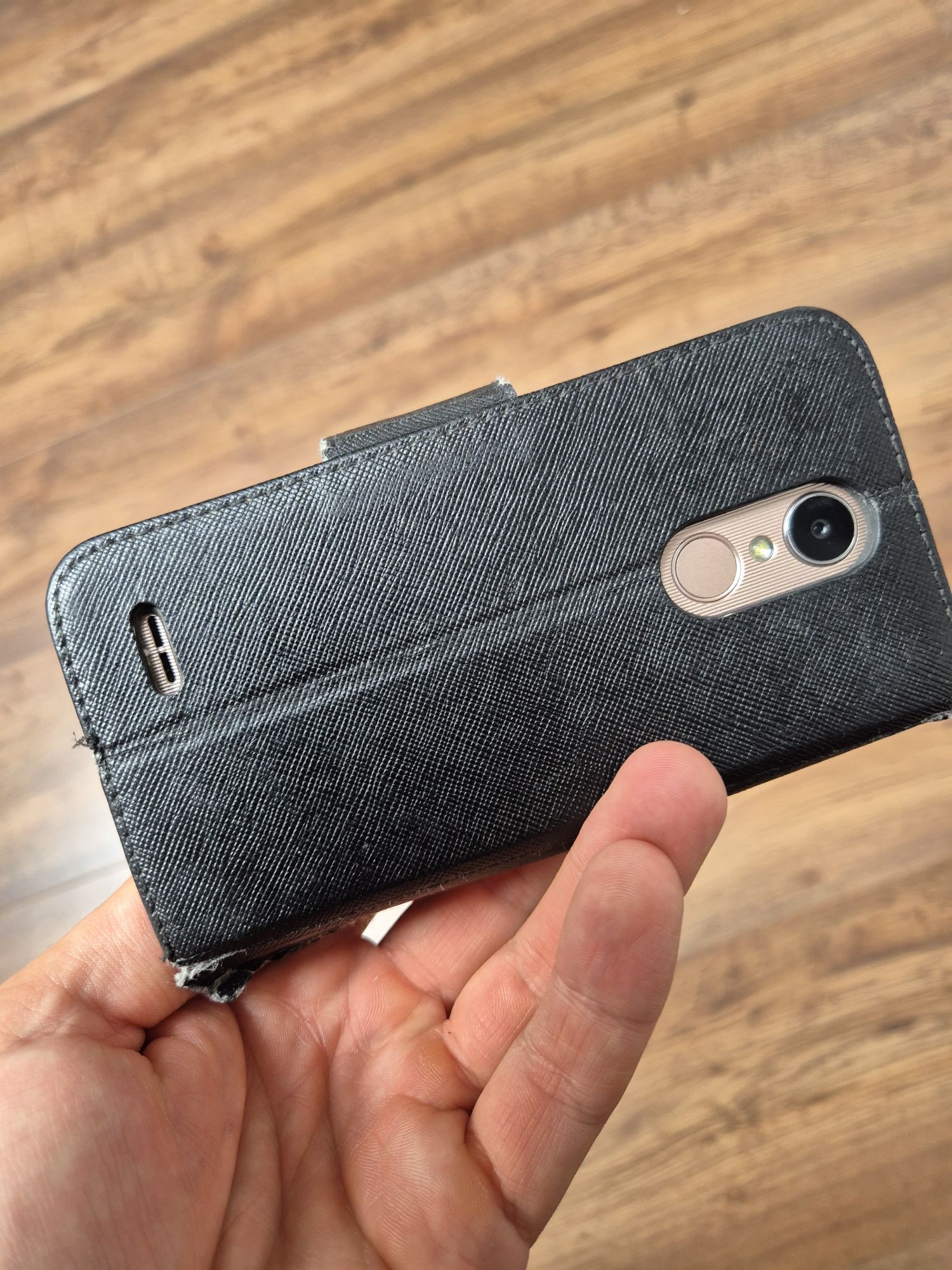 Telefon LG K8 (2017) z etui i szybką