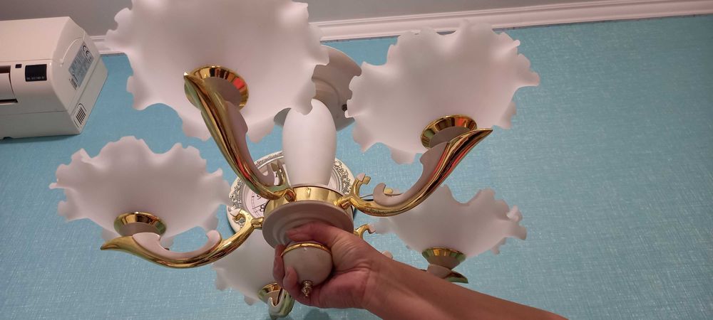 Продам белую люстру на 5 плафонов в хорошем состоянии