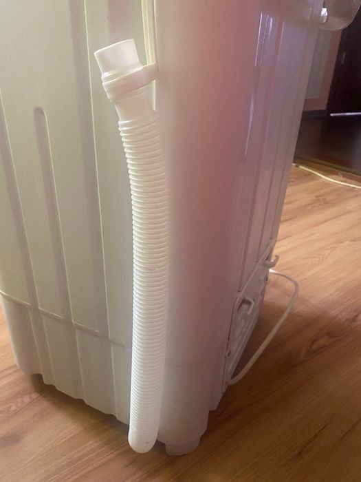 Нова пральна машина напівавтомат, нова з невеликим зовнішнім недоліком