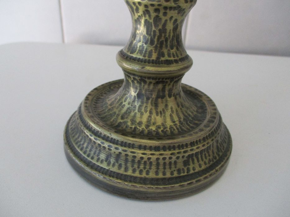 Jarra antiga em latão martelado /estanho? Peça decorativa de mesa 21cm